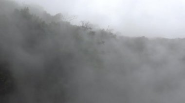 4K, Tayvan 'daki Termal Bahar' dan Güzel Kaynar Sıcak Su. Taipei, Beitou 'da sıcak su birikintileri. Pond Flood Gayzer 'ın tepesinde buharlı çamur kaynıyor. Sülfür Kazanı - Dan