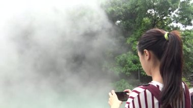 4K, Tayvan ağaçlarıyla dağdaki termal kaynaklı kaynar su. Taipei, Beitou 'da sıcak su birikintileri. Pond Flood Gayzer 'ın tepesinde buharlı çamur kaynıyor. Sülfür Kazanı - Dan
