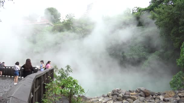2015年5月24日 観光客は雨の日に台湾の木と山の中で有名な温泉水熱温泉を訪問します 台北市北投のお湯のプール — ストック動画