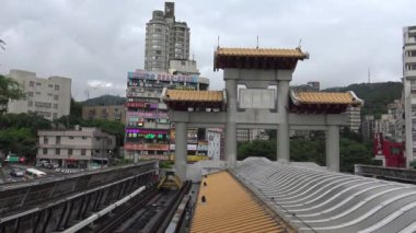 4K Paifan manzaralı, Beitou metro istasyonunda kapı, Taipei 'de kırmızı çizgi. - Dan.