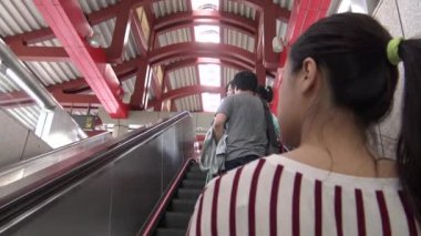 Taipei, Tayvan-24 Mayıs 2015: Taipei 'deki Beitou metro istasyonları. Tayvan 'dan Platform Tren İstasyonu' na yürüyen merdiven.