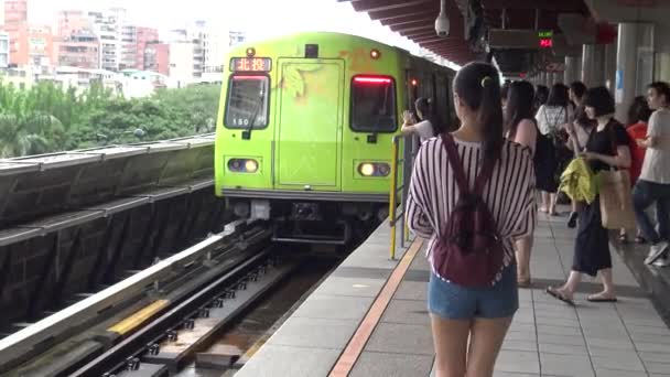 Taipei Tayvan Mayıs 2015 Asyalı Insan Metroda Seyahat Ediyor Beitou — Stok video