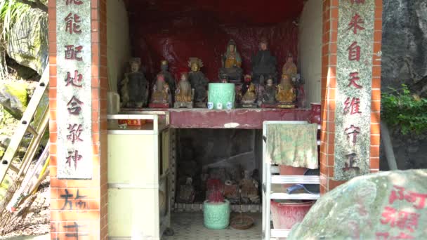 Piccolo Antico Tempio Buddista Con Statua Sacra Diverse Figure Dei — Video Stock
