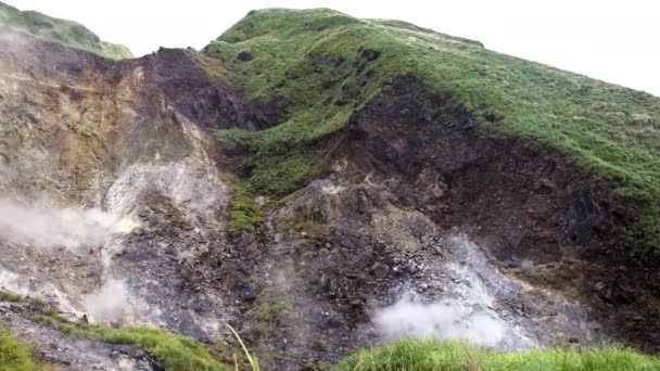 杨明山国家公园地热温泉山与山谷4K 台湾丹火山喷出的火山口的碎片分析 — 图库视频影像