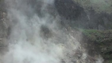Qixing Dağı 'ndaki Fumaroles Yangmingshan Ulusal Parkı' nın merkezinde, Datun Volkan Grubu 'nun Taipei' deki en yüksek dağı.