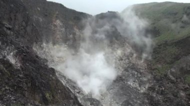 Qixing Dağı 'ndaki Fumaroles Yangmingshan Ulusal Parkı' nın merkezinde, Datun Volkan Grubu 'nun Taipei' deki en yüksek dağı.