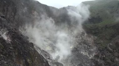 Qixing Dağı 'ndaki Fumaroles Yangmingshan Ulusal Parkı' nın merkezinde, Datun Volkan Grubu 'nun Taipei' deki en yüksek dağı.