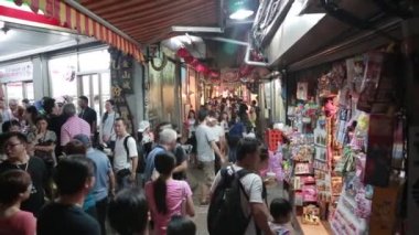 Jiufen, Tayvan-03 Ekim 2015: İnsanlar Keelung, Tayvan yakınlarındaki Chiufen şehrinde çok farklı mağazaları olan Jiufen Old Street 'in Gece Pazarı' nda yürüyüp alışveriş yapıyorlar.