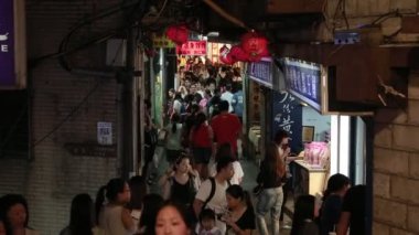 Jiufen, Tayvan-03 Ekim 2015: İnsanlar Keelung, Tayvan yakınlarındaki Chiufen şehrinde çok farklı mağazaları olan Jiufen Old Street 'in Gece Pazarı' nda yürüyüp alışveriş yapıyorlar.