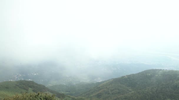 シャンの北投山から霧が立ち込める曇りの日の台北市の4K空撮 — ストック動画