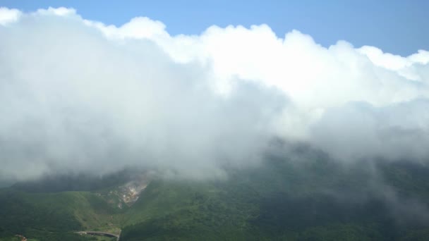 シャンの北投山から霧が立ち込める曇りの日の台北市の4K空撮 — ストック動画