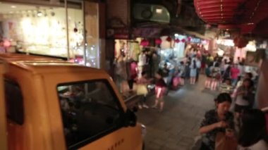 Jiufen, Tayvan-03 Ekim 2015: Tayvan 'ın Keelung kenti yakınlarındaki Ruifang ilçesindeki Chiufen şehrinin tarihi şehri Jiufen Old Street' in nigth marketindeki çöp kamyonu.