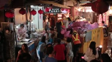 Jiufen, Tayvan-03 Ekim 2015: Tayvan 'ın Keelung kenti yakınlarındaki Ruifang ilçesindeki Chiufen şehrinin tarihi şehri Jiufen Old Street' in nigth marketindeki çöp kamyonu.