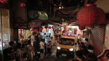 Jiufen, Tayvan-03 Ekim 2015: Tayvan 'ın Keelung kenti yakınlarındaki Ruifang ilçesindeki Chiufen şehrinin tarihi şehri Jiufen Old Street' in nigth marketindeki çöp kamyonu.