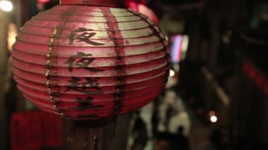 Gece Jiufen Old Caddesi 'nin nigth marketinde kırmızı fenerler, Tayvan' ın Keelung kenti yakınlarındaki Ruifang Bölgesi 'nin dağlık bölgesindeki Chiufen tarihi kasabası.