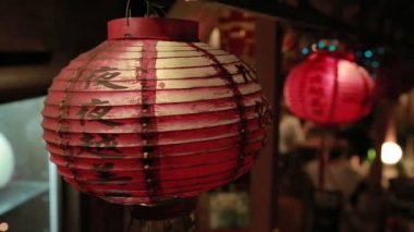 Gece Jiufen Old Caddesi 'nin nigth marketinde kırmızı fenerler, Tayvan' ın Keelung kenti yakınlarındaki Ruifang Bölgesi 'nin dağlık bölgesindeki Chiufen tarihi kasabası.