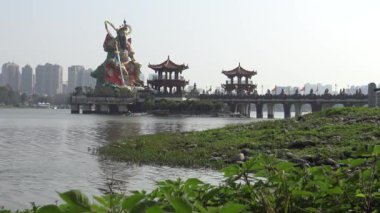 4k Xuan Wu heykeli Pei Chi Pavilion, Hsuantien Shangti Tapınağı 'nda. Taoist bir tanrının bu dev heykelinin Kaohsiung, Tayvan 'daki Lotus Gölü' ndeki ünlü gösterileri koruduğuna inanılıyor.