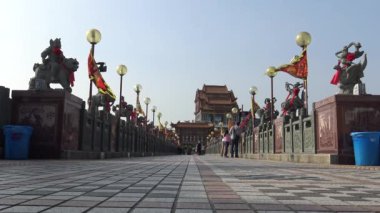 Kaohsiung, Tayvan-27 Şubat 2016: 4k, Hsuantien Shangti Tapınağı Heykelleri. Kaohsiung-Dan 'in Lotus Gölü' ndeki Pei Chi Pavyonu 'nun ünlü eğlenceleri.