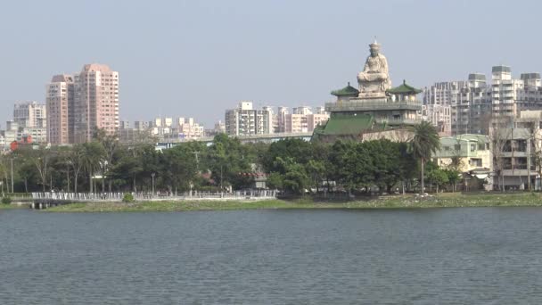 4K蓮湖の舟子清水寺はもともと1885年に建てられました 大神像は後段に追加された — ストック動画