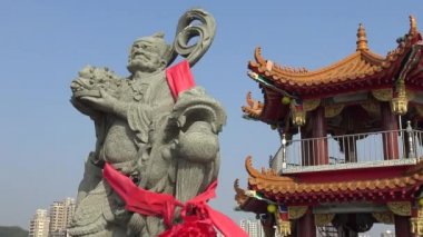 4k, Tayvan, Kaohsiung 'daki Lotus Gölü' nde bulunan Pei Chi Pavilion 'daki Taoist tapınağında bir tanrı heykeli. Arkaplan görünümü Geleneksel Pagoda-Dan
