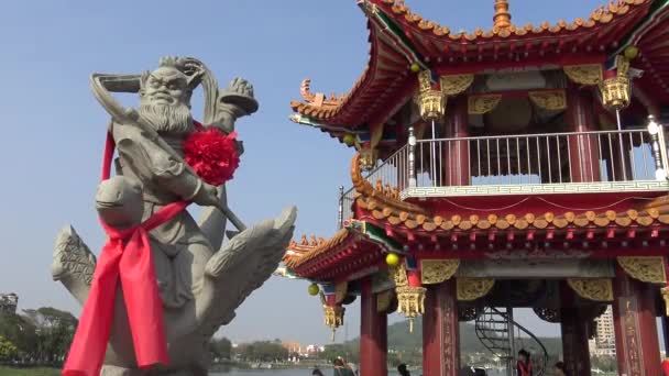 Kaohsiung Taiwan Februari 2016 Standbeeld Van Een God Bij Taoïstische — Stockvideo