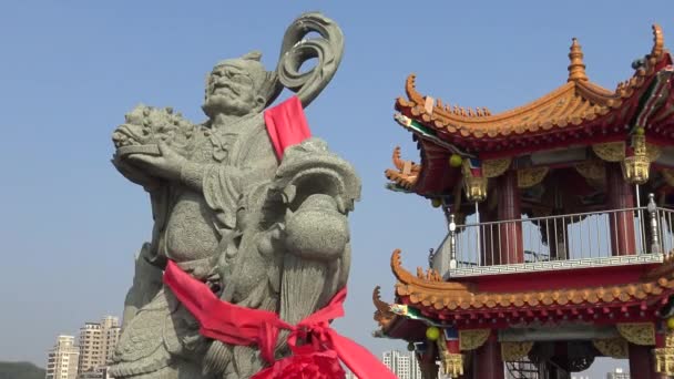 4Kは 台湾高雄市のLotus Lakeにあるペイ パビリオンの道教寺院の神の像です バックグラウンドビュー 伝統的なパゴダダン — ストック動画