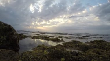 4k, Pingtung County, Tayvan Kenting Ulusal Parkı Deniz Burnu-Dan sahilinde bulutlu ve gün batımlı güzel bir manzaranın zamanlaması.
