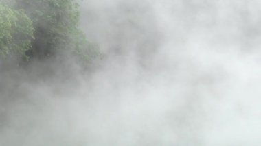 4K, Tayvan 'daki Termal Bahar' dan Güzel Kaynar Sıcak Su. Taipei, Beitou 'da sıcak su birikintileri. Pond Flood Gayzer 'ın tepesinde buharlı çamur kaynıyor. Sülfür Kazanı - Dan