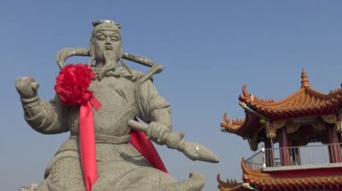 4k, Tayvan, Kaohsiung 'daki Lotus Gölü' nde bulunan Pei Chi Pavilion 'daki Taoist tapınağında bir tanrı heykeli. Arkaplan görünümü Geleneksel Pagoda-Dan