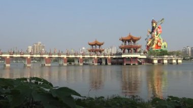 4k Xuan Wu heykeli Pei Chi Pavilion, Hsuantien Shangti Tapınağı 'nda. Taoist bir tanrının bu dev heykelinin Kaohsiung, Tayvan 'daki Lotus Gölü' ndeki ünlü gösterileri koruduğuna inanılıyor.