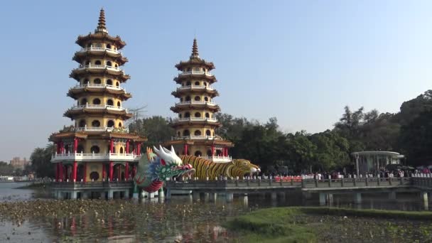 龙虎宝塔 Dragon Tiger Pagodas 是位于台湾高雄市左营区莲花湖的一座寺庙 其中一个塔是虎塔 另一个是龙塔 — 图库视频影像