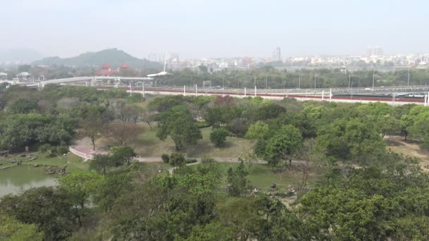 Luftaufnahme Des Botanischen Gartens Von Kaohsiung Mit Einer Autobahn Und — Stockvideo