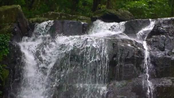 Медленное Движение Природной Красоты Девичий Водопад Вид Природу Дикой Горе — стоковое видео