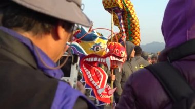 Miaoli, Tayvan-11 Şubat 2017: 4K Çin Yeni Yıl Kutlamaları sırasında Tayvan 'daki Miaoli Hakka Fener Festivali Ejderha Bombalaması' nda bir Ejderhanın mavi gökyüzünün başı. - Dan.