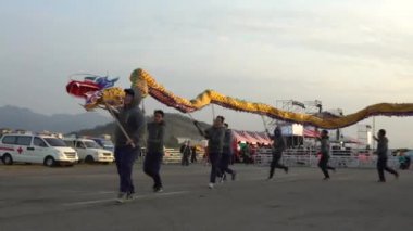 Miaoli, Tayvan-11 Şubat 2017: 4K Festivalleri Hakka Ejderha Bombalama Dansı Tayvan 'da. Birkaç kişi ejderhayı bir aşağı bir yukarı hareket ettiriyor, seyirciler şehir meydanındaki dansa bakıyor.