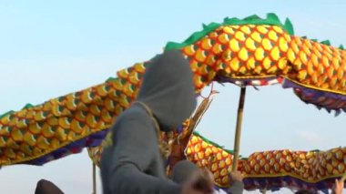 Miaoli, Tayvan-11 Şubat 2017: Çin Yeni Yıl Kutlamaları sırasında Tayvan 'da gelenek olan Miaoli Hakka Fener Festivali' nde bir Ejderhanın Mavi Başı 'nın yavaş hareketi. - Dan.