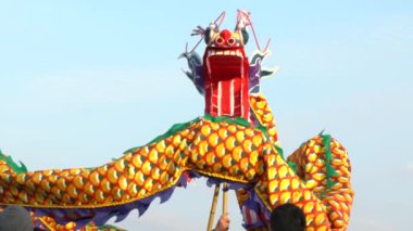 Miaoli, Tayvan-11 Şubat 2017: Hakka Ejderha Bombalama Dansı Tayvan 'da Ağır çekim Festivali. Bir kaç kişi ejderhayı yukarı aşağı hareket ettiriyor ve yan yana, seyirciler şehir meydanına bakıyor-Dan