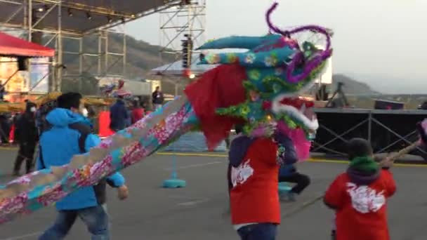 2017年2月11日台湾苗栗 4K子ども客龍爆撃隊が台湾の祭りで踊ります 龍を上下左右に動かし 観客はスマートフォンで写真を撮るダン — ストック動画