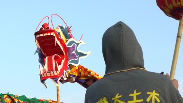 2017年2月11日台湾苗栗客家ランタンフェスティバル 龍爆撃 で青空の龍頭のスローモーション 中国の旧正月のお祝い中の台湾の伝統 — ストック動画