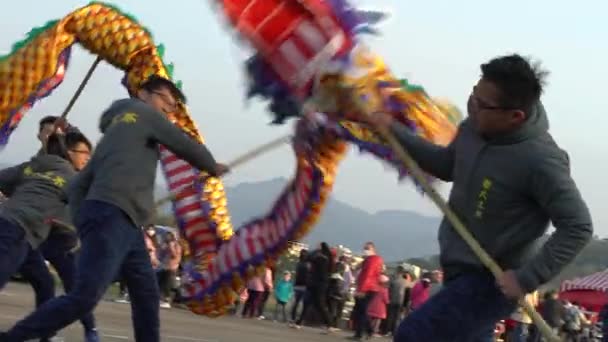 2017年2月11日台湾苗栗 客家龍爆撃ダンスのスローモーションフェスティバル台湾 何人かの人々の訓練は龍を上下左右に動かす デイダンの町の広場で踊る — ストック動画