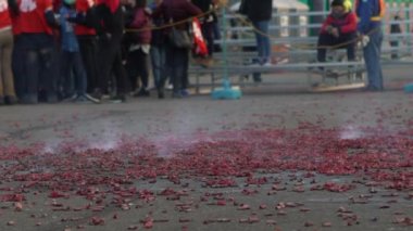 Yavaş çekim festivali Hakka Ejderha Bombalama Dansı Tayvan 'ı. İnsanlar yukarı aşağı, yan yana ejderha dansı yapıyorlar. Seyirciler havai fişek ve fişek atıyor. Patlamalar ve duman-Dan