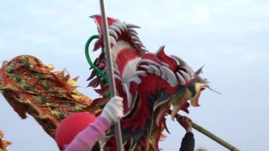 Miaoli, Tayvan-11 Şubat 2017: Ağır çekim Hakka Ejderha Bombalama Dansı Tayvan Festivali. İnsanlar yukarı aşağı, yan yana ejderha dansı yapıyorlar havai fişek ve havai fişek atıyorlar. Patlamalar ve duman-Dan