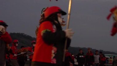 Miaoli, Tayvan-11 Şubat 2017: Ağır çekim Hakka Ejderha Bombalama Dansı Tayvan Festivali. İnsanlar yukarı aşağı, yan yana ejderha dansı yapıyorlar havai fişek ve havai fişek atıyorlar. Patlamalar ve duman-Dan