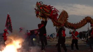 Miaoli, Tayvan-11 Şubat 2017: Ağır çekim Miaoli Hakka Fener Festivali Ejderha Bombalama Dansı, Çin Yeni Yıl Kutlamaları sırasında Tayvan 'da yapılan bir gelenektir. Dans eden takım ejderhası fal için dua ediyor.