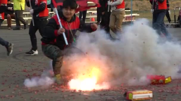 2017年2月11日台湾苗栗 客家龍爆撃ダンスのスローモーションフェスティバル台湾 いくつかの人々は 龍ダンを踊って花火や爆竹を投げ 上下に龍を移動します — ストック動画
