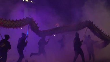 Miaoli, Tayvan-11 Şubat 2017: Ağır çekim Miaoli Hakka Fener Festivali Ejderha Bombalama Dansı, Çin Yeni Yıl Kutlamaları sırasında Tayvan 'da yapılan bir gelenektir. Dans eden takım ejderhası fal için dua ediyor.