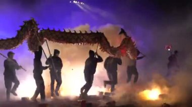 Miaoli, Tayvan-11 Şubat 2017: Ağır çekim Hakka Ejderha Bombalama Dansı Tayvan Festivali. İnsanlar yukarı aşağı, yan yana ejderha dansı yapıyorlar havai fişek ve havai fişek atıyorlar. Patlamalar ve duman-Dan