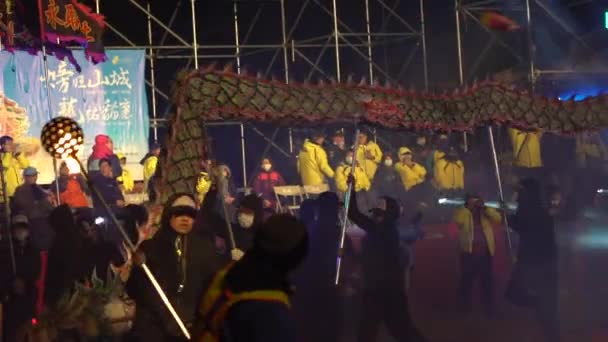 2017年2月11日台湾苗栗 客家龍爆撃ダンスのスローモーションフェスティバル台湾 人々は 上下に 横に龍踊り花火や爆竹をスローします 爆発物 — ストック動画