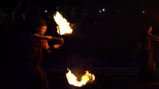 Miaoli Taiwan Februari 2017 Slow Motion Fire Asian Man Juggler — Stockvideo