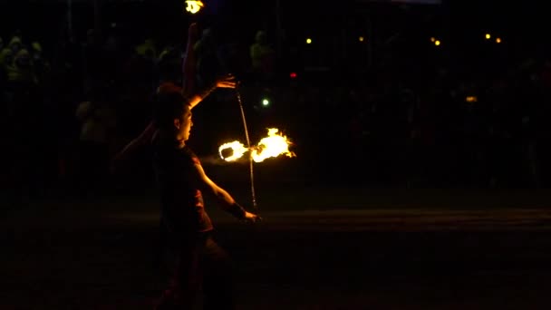 Miaoli Taiwan Fevereiro 2017 Slow Motion Fire Asian Man Juggler — Vídeo de Stock